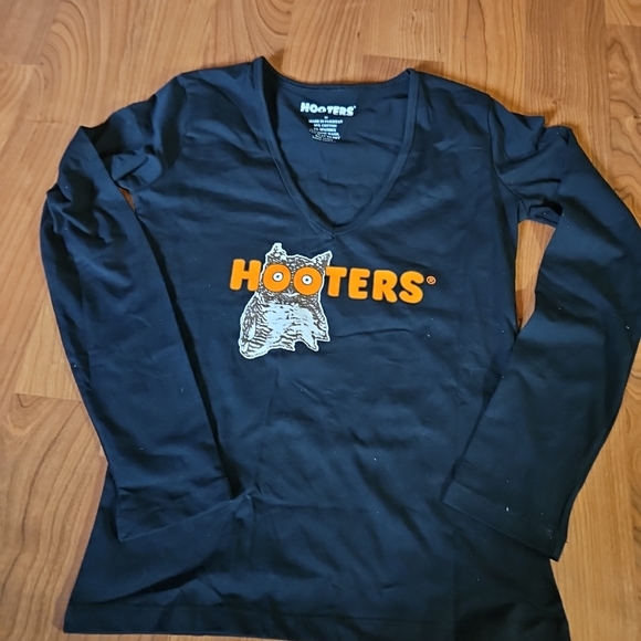 Hooters Medium Black long sleeve T-shirt - Picture 1 of 5
